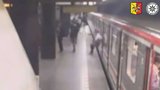 Šokující video: Žena (60) po srážce s mladíkem spadla pod metro! Život jí zachránilo nouzové tlačítko