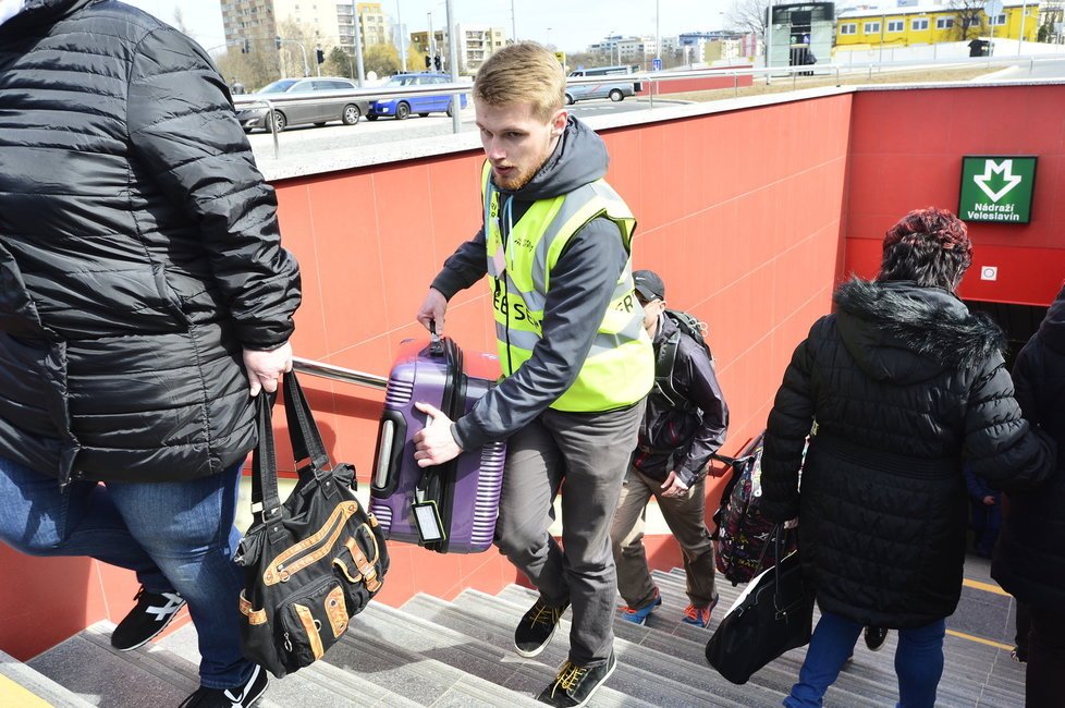 Na Nádraží Veleslavín pomáhají s kufry portýři.