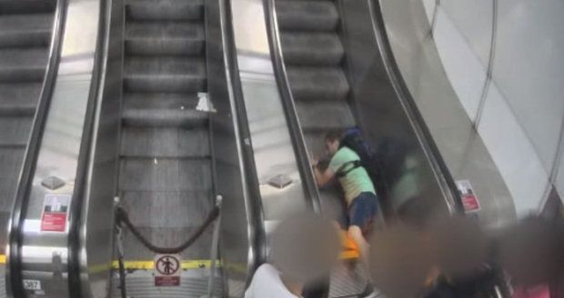 VIDEO: Drsný útok v metru! Zastal se ženy a dostal nakládačku, napadeného hledá policie