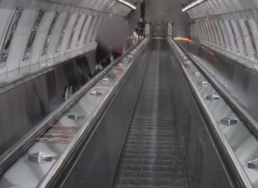 Muž se v metru zastal ženy a dostal pořádnou nakládačku. Policie napadeného hledá.