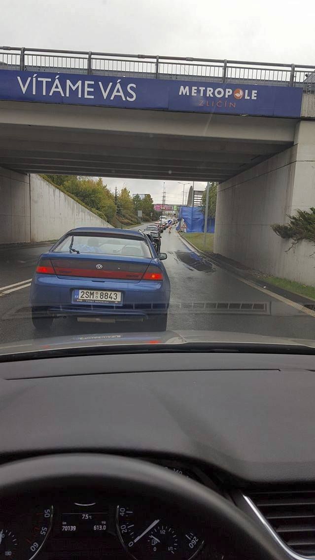 Víkendové kolony u Metropole Zličín uvěznily řidiče v autech i na hodinu.