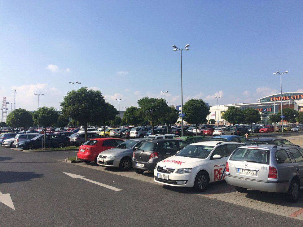 Víkendové kolony u Metropole Zličín uvěznily řidiče v autech i na hodinu.