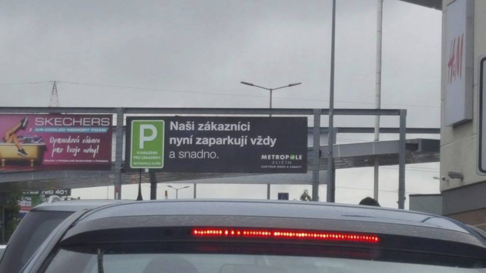 Víkendové kolony u Metropole Zličín uvěznily řidiče v autech i na hodinu.