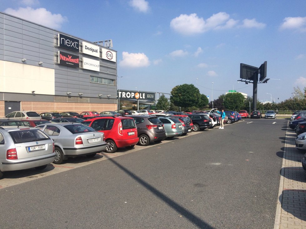 Víkendové kolony u Metropole Zličín uvěznily řidiče v autech i na hodinu.