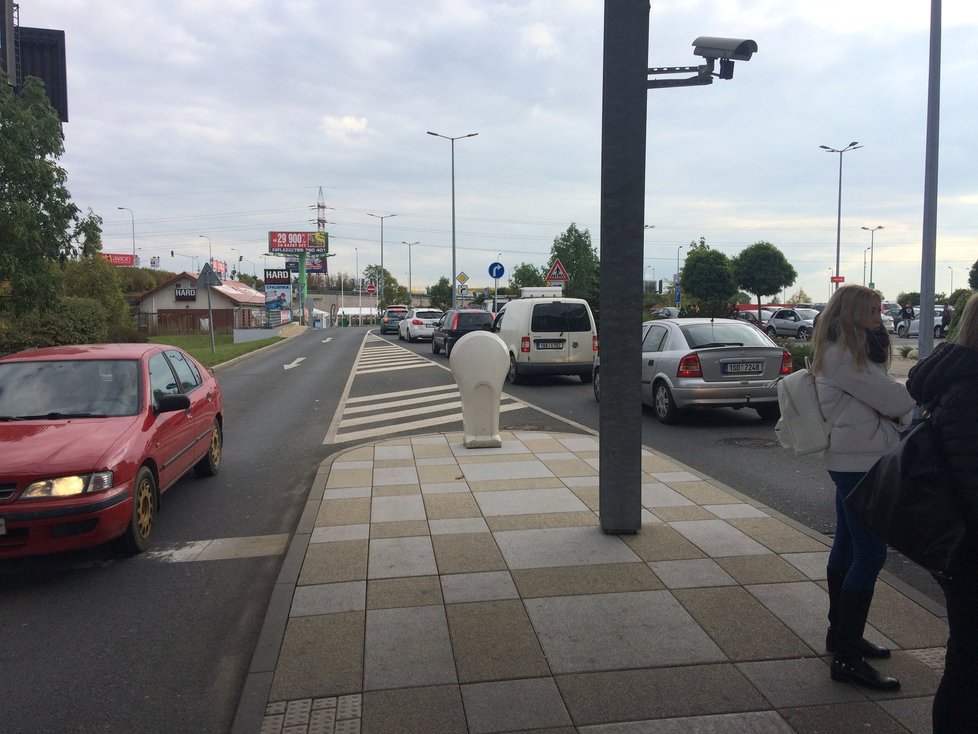 Víkendové kolony u Metropole Zličín uvěznily řidiče v autech i na hodinu.