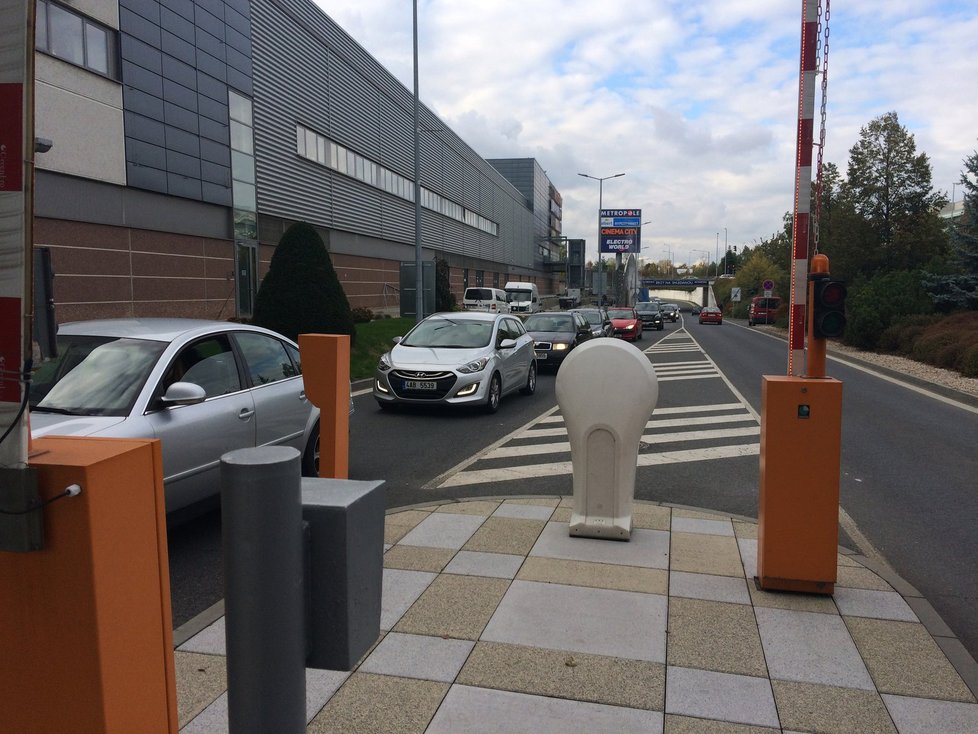 Víkendové kolony u Metropole Zličín uvěznily řidiče v autech i na hodinu.