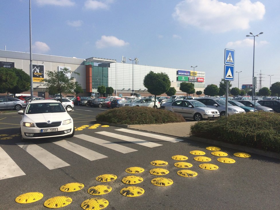 Víkendové kolony u Metropole Zličín uvěznily řidiče v autech i na hodinu.