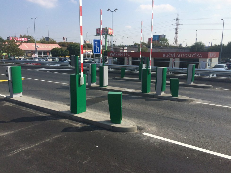Víkendové kolony u Metropole Zličín uvěznily řidiče v autech i na hodinu.