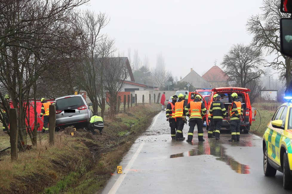 Při nehodě mezi Mezouní a Krahulovem zemřel 45letý muž (4. ledna 2021).