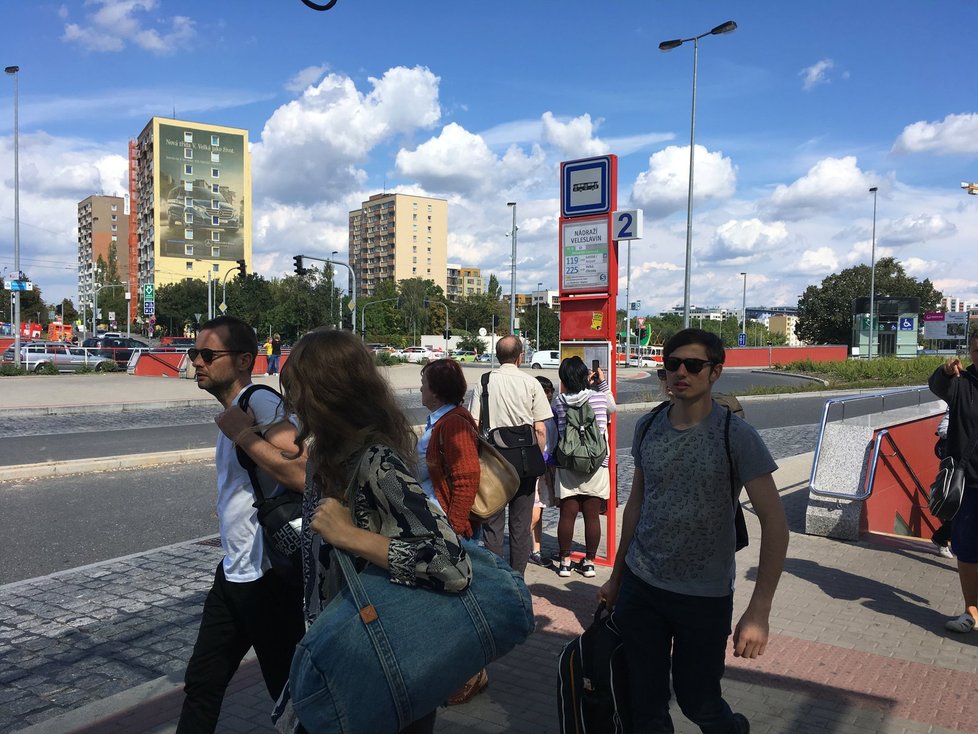 Nabít si lítačku nebo koupit kupon na MHD znamená začátkem září vystát si velkou frontu, často i desítky minut.