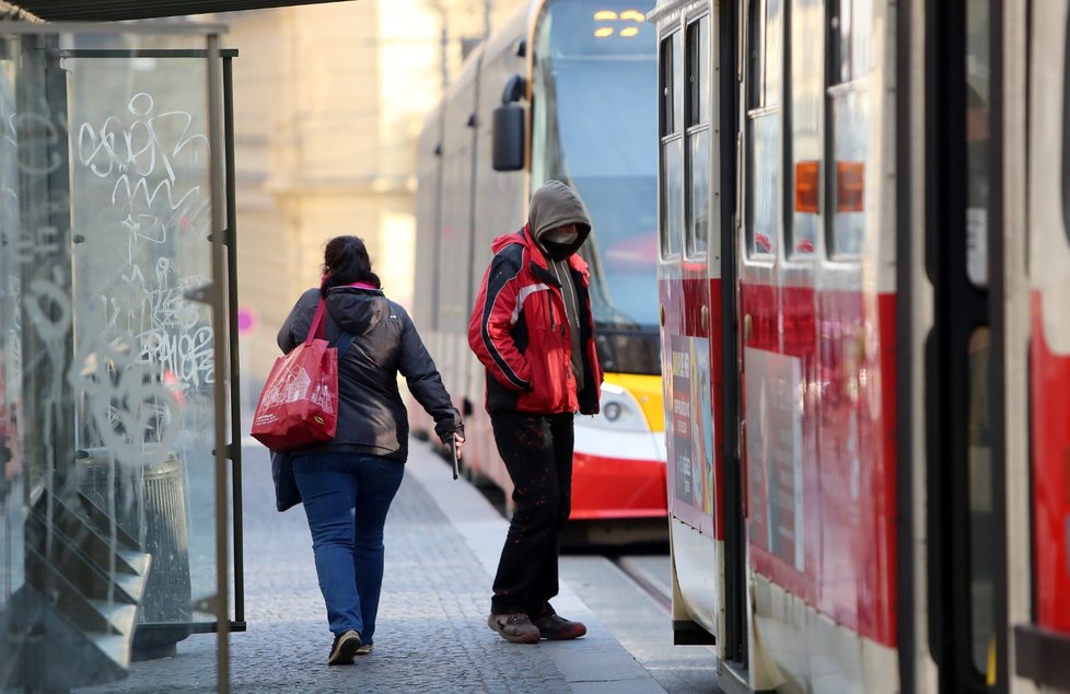 V úterý 17. března 2020 začalo platit nařízení primátora - do pražské MHD vstup bez roušky zakázán.