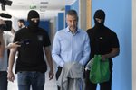 Policisté odvádějí podnikatele Michala Redla