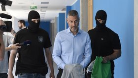 Policisté odvádějí lobbistu Michala Redla u soudu, který rozhodoval o vazbě pro obviněné v kauze korupce v pražském dopravním podniku, Praha (17. června 2022).