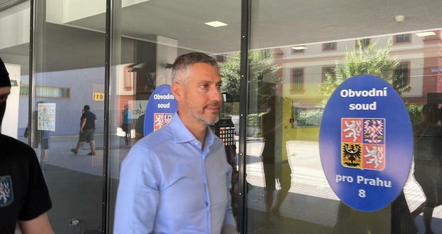 Obvodní soud pro Prahu 9 rozhodoval o vazbě pro obviněné v kauze korupce v DPP. (17. června 2022)