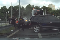 Video z šílené nehody v Michli: Zbraně, 200km rychlost a náraz! Zfetovaný řidič byl v pátrání na Slovensku