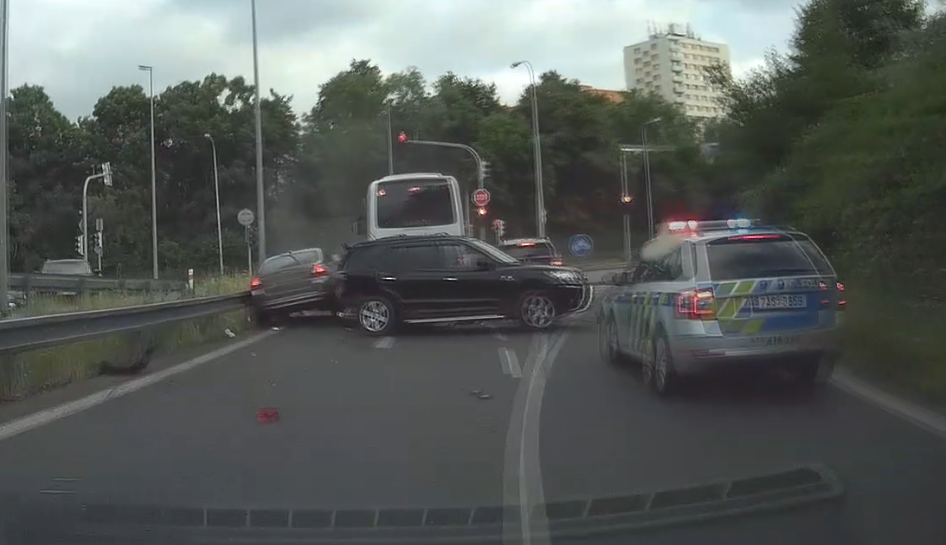 Zfetovaný řidič ujížděl policistům 200km rychlostí.