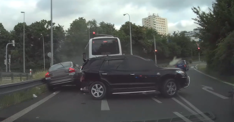 Zfetovaný řidič ujížděl policistům 200km rychlostí.