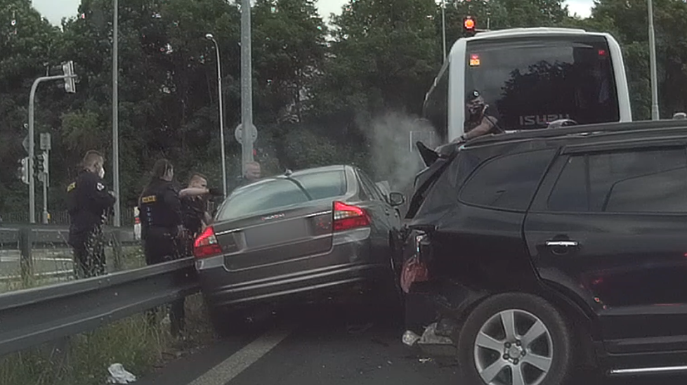 Zfetovaný řidič ujížděl policistům 200km rychlostí.