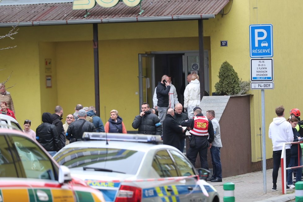 Útočník zabil na pražské škole učitele mačetou (31. března 2022).