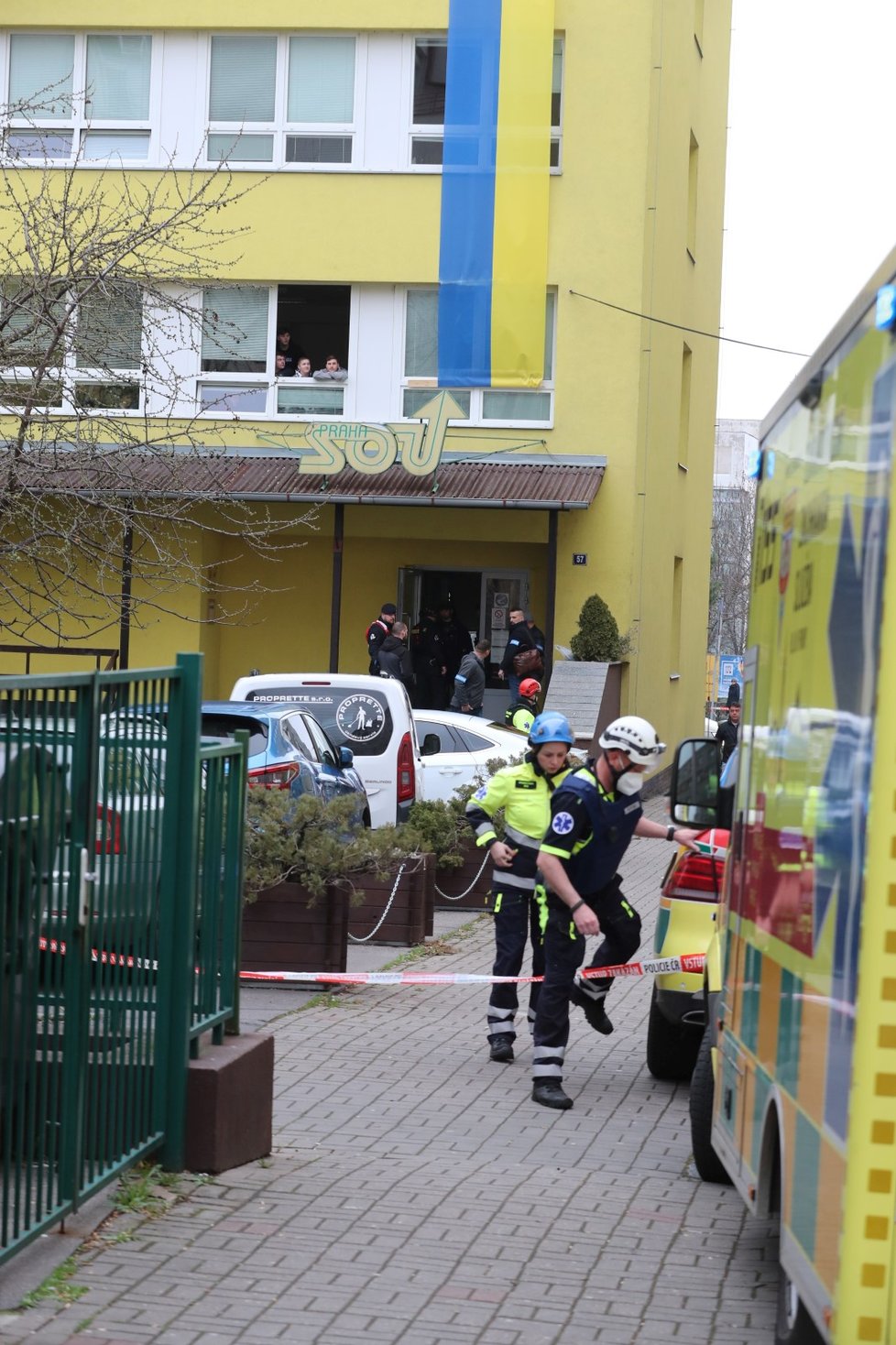 Útočník zabil na pražské škole učitele mačetou (31. března 2022).