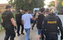 Ujížděli Prahou před policií a pak... Z dodávky vyskákalo 29 migrantů