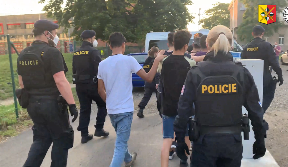 Dodávka ujížděla před policií, v Holešovicích z ní vyskákalo 29 migrantů. (12. srpna 2021)