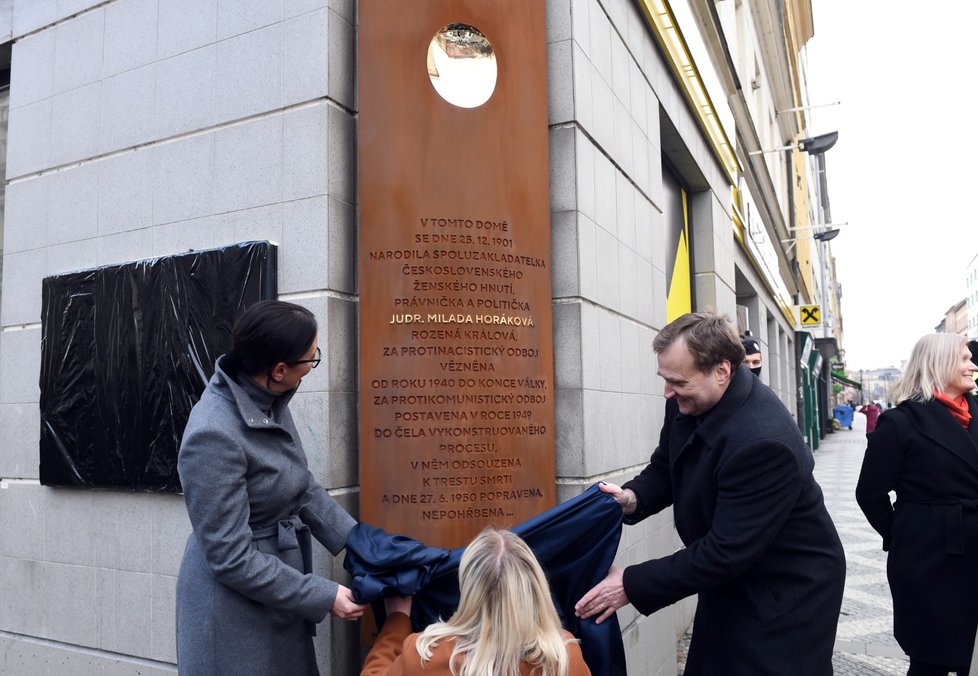 Odhalení pamětní desky právničky a političky Milady Horákové na jejím rodném domě v Rumunské ulici v Praze. (11. ledna 2022)