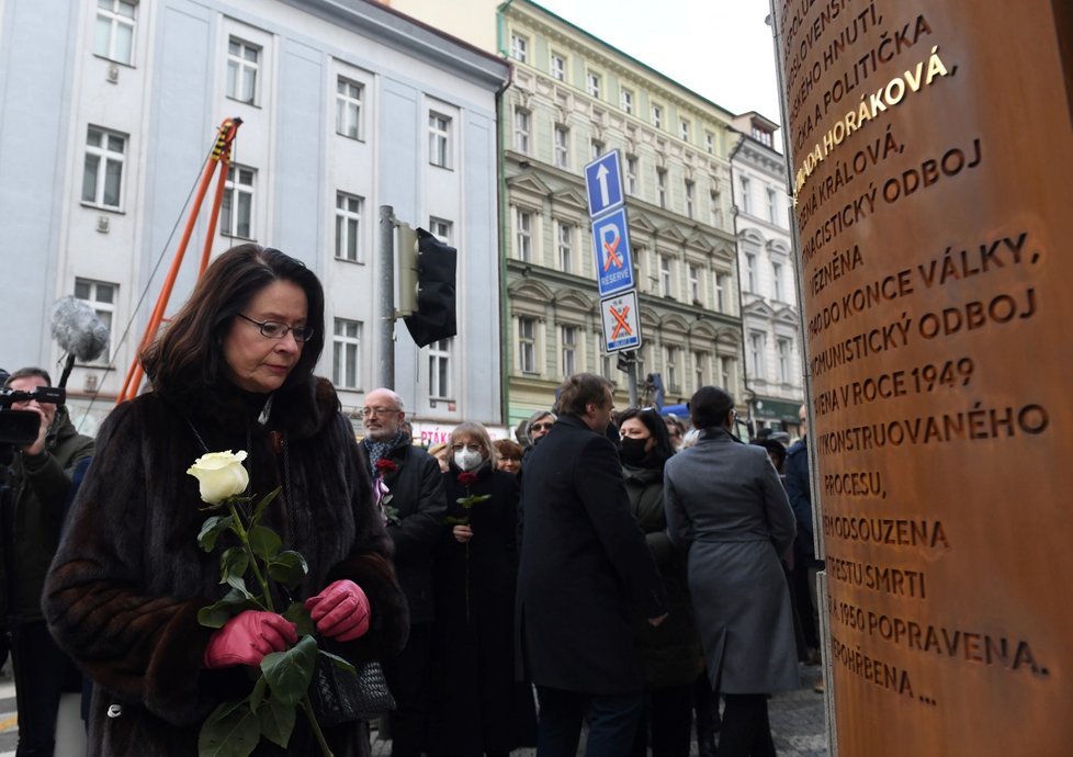 Odhalení pamětní desky právničky a političky Milady Horákové na jejím rodném domě v Rumunské ulici v Praze. (11. ledna 2022)