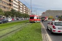 Travnatém tramvajové pásy jako past pro záchranné složky? Sanitka zapadla a zdržela MHD na desítky minut