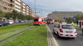 Travnatém tramvajové pásy jako past pro záchranné složky? Sanitka zapadla a zdržela MHD na desítky minut 