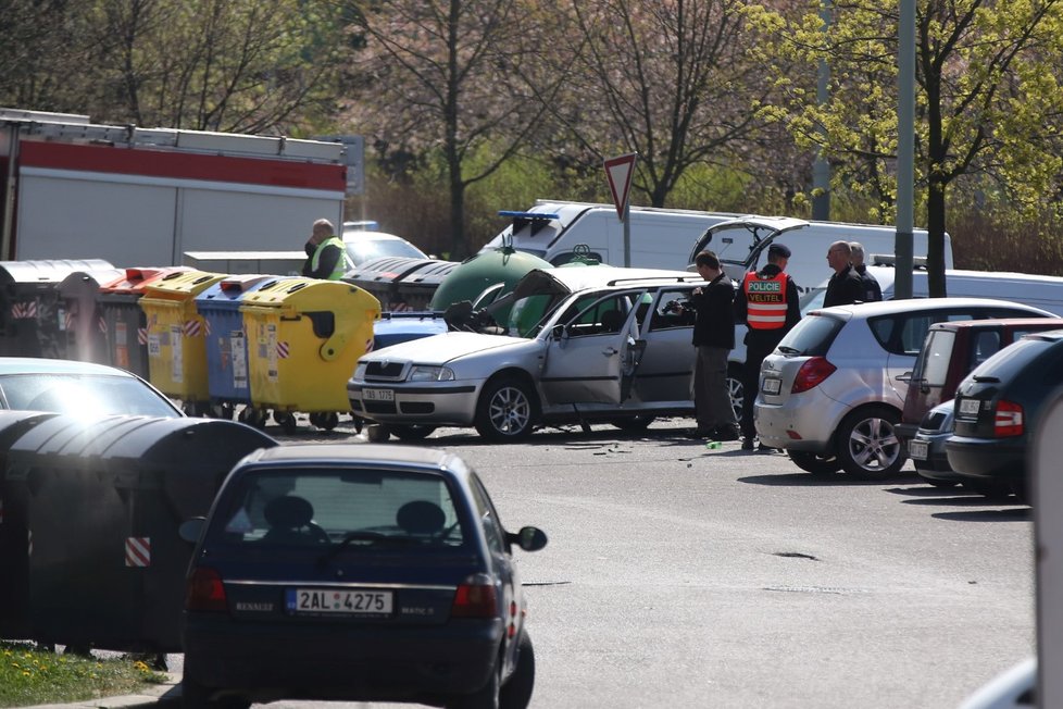 Výbuch auta v Milánské ulici v Horních Měcholupech.