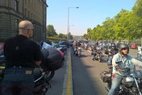 Před ministerstvem dopravy stávkují motorkáři: Nelíbí se jim „šikana“ technických kontrol