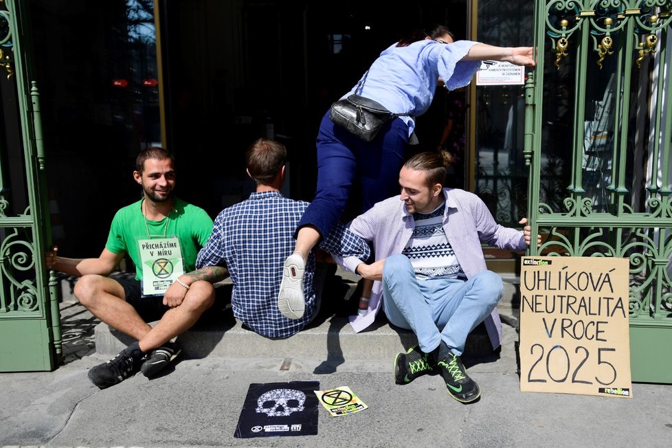 Několik členů hnutí Extinction Rebellion zablokovalo 23. srpna 2019 svými těly vchod do ministerstva pro místní rozvoj (MMR) na Staroměstském náměstí v Praze. Aktivisté požadují, aby stát začal snižovat emise z fosilních paliv. MMR je členem uhelné komise, která se bude zabývat útlumem těžby uhlí i strukturou výroby energií.