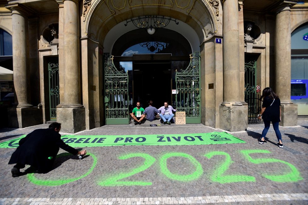 Několik členů hnutí Extinction Rebellion zablokovalo 23. srpna 2019 svými těly vchod do ministerstva pro místní rozvoj (MMR) na Staroměstském náměstí v Praze. Aktivisté požadují, aby stát začal snižovat emise z fosilních paliv. MMR je členem uhelné komise, která se bude zabývat útlumem těžby uhlí i strukturou výroby energií.