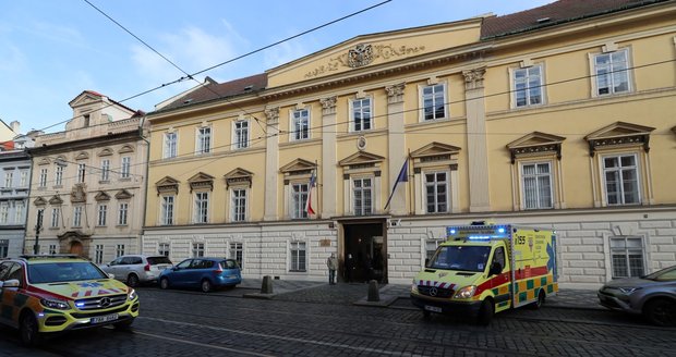 Muž (41) v budově Ministerstva školství, mládeže a tělovýchovy dostal ránu elektrickým proudem.