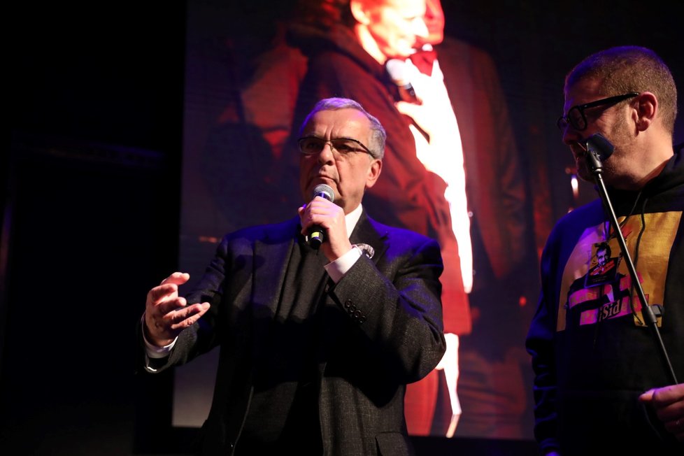 Miroslav Kalousek na pódiu v Lucerně.
