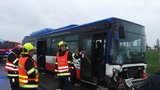 Nehoda autobusu a dvou aut ve Kbelích! Čtyři zranění, provoz už byl obnoven