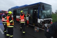 Nehoda autobusu a dvou aut ve Kbelích! Čtyři zranění, provoz už byl obnoven