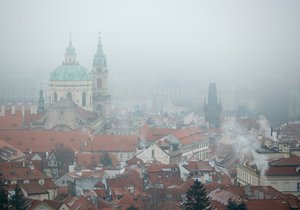 Praha pod mlžným oparem. (ilustrační foto)
