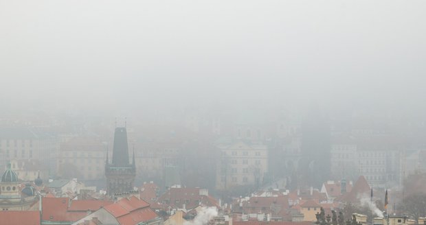 Praha pod mlžným oparem. (ilustrační foto)