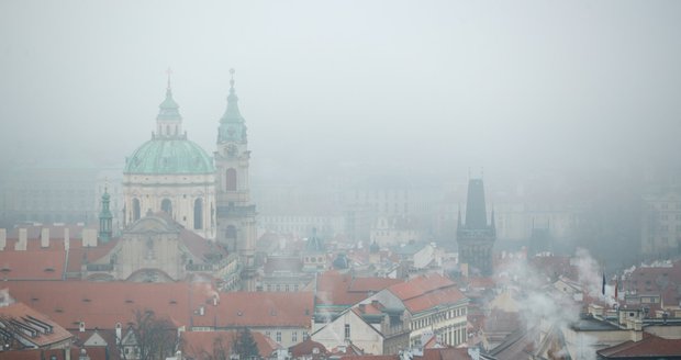 Praha se 5. prosince zahalila do mlhy
