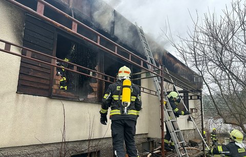 Neštěstí v Mnichovicích: Plameny zachvátily rodinný dům, škoda je 4,5 milionu