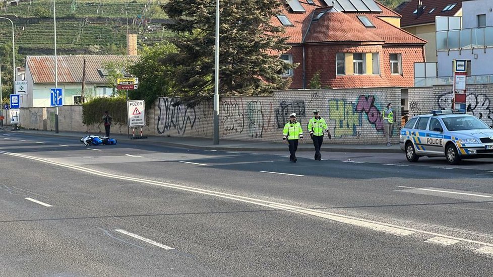 Smrtelná nehoda motorkáře v Modřanské ulici. (4. května 2022)