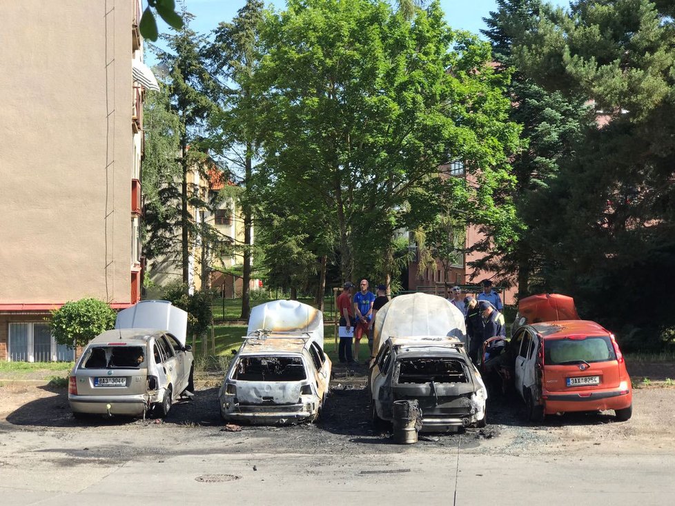 U požáru čtyř automobilů zasahovali v noci hasiči. Škoda je asi 900 tisíc korun.