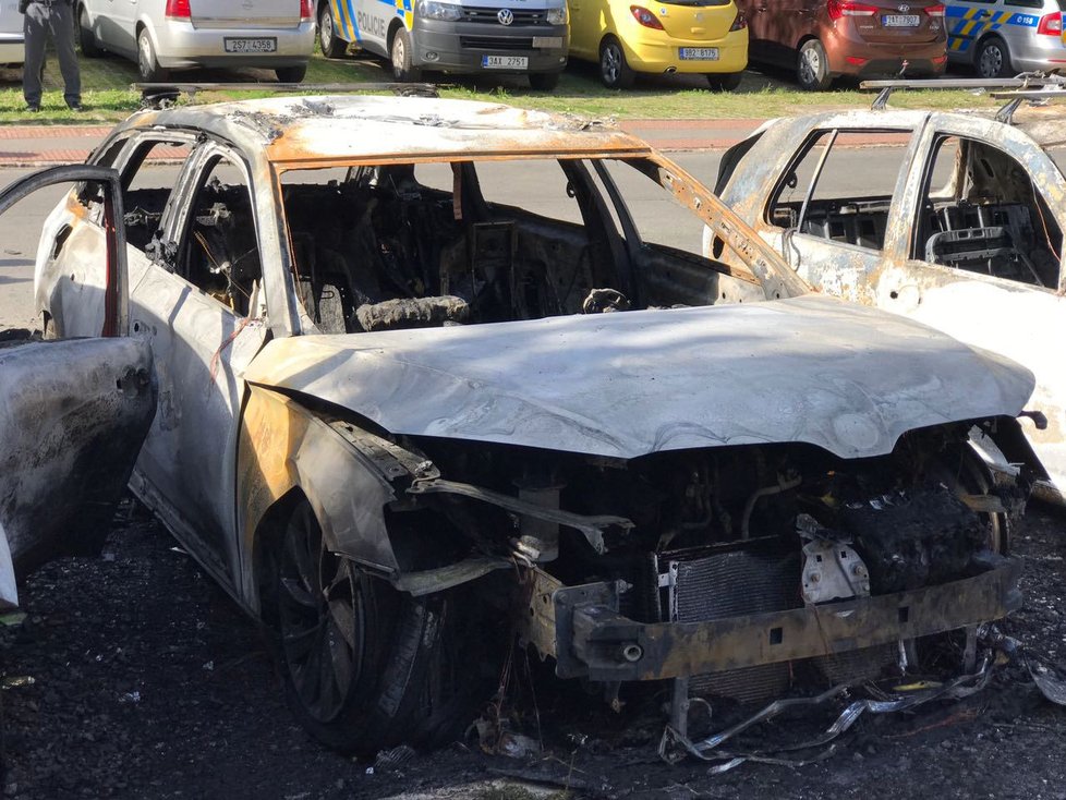U požáru čtyř automobilů zasahovali v noci hasiči. Škoda je asi 900 tisíc korun.