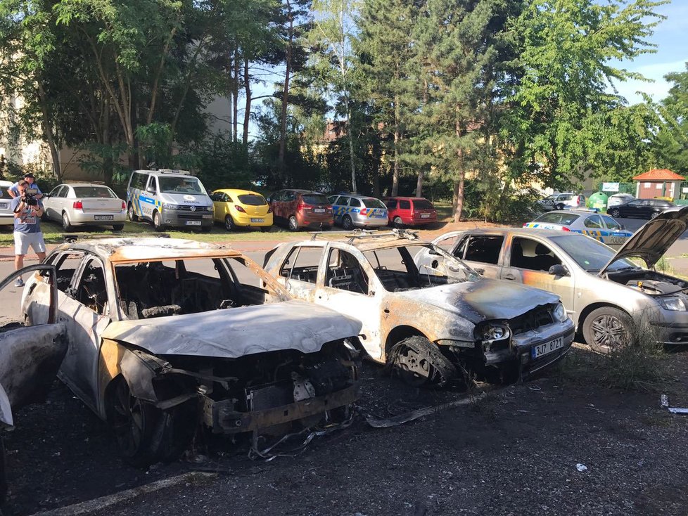 U požáru čtyř automobilů zasahovali v noci hasiči. Škoda je asi 900 tisíc korun.