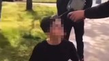 Válka dětských gangů v Modřanech eskaluje: Na „kluka s pistolí“ si počkali, mladí hrozí vendetou