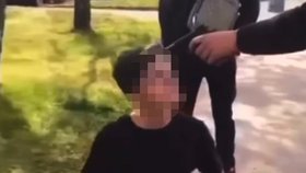 Video zachytilo mladíka, jak míří na jiného pistolí.