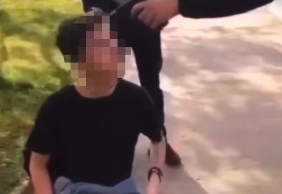 Video zachytilo mladíka, jak míří na jiného pistolí.