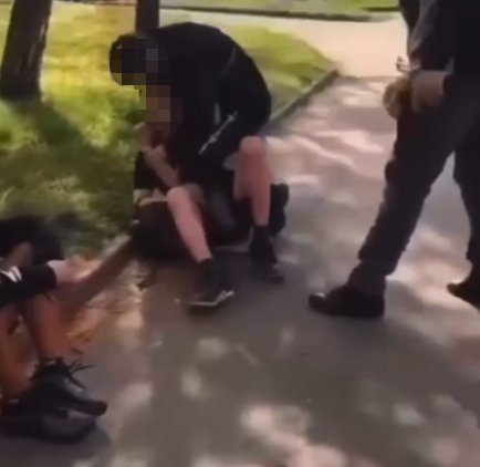 Původní video zachytilo mladíka, jak míří na jiného pistolí.